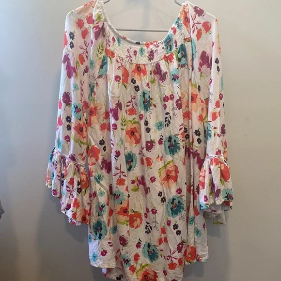 Terra & Sky Size 1XL Floral top with bell sleeves and smocking around the neck - Picture 5 of 6